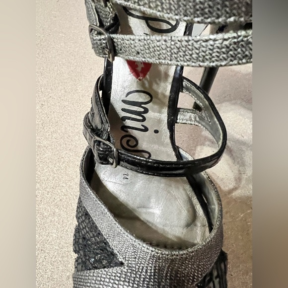 Promise Shoes Women’s Platform Heels. Black and Pewter Snakeskin design. - Picture 2 of 10